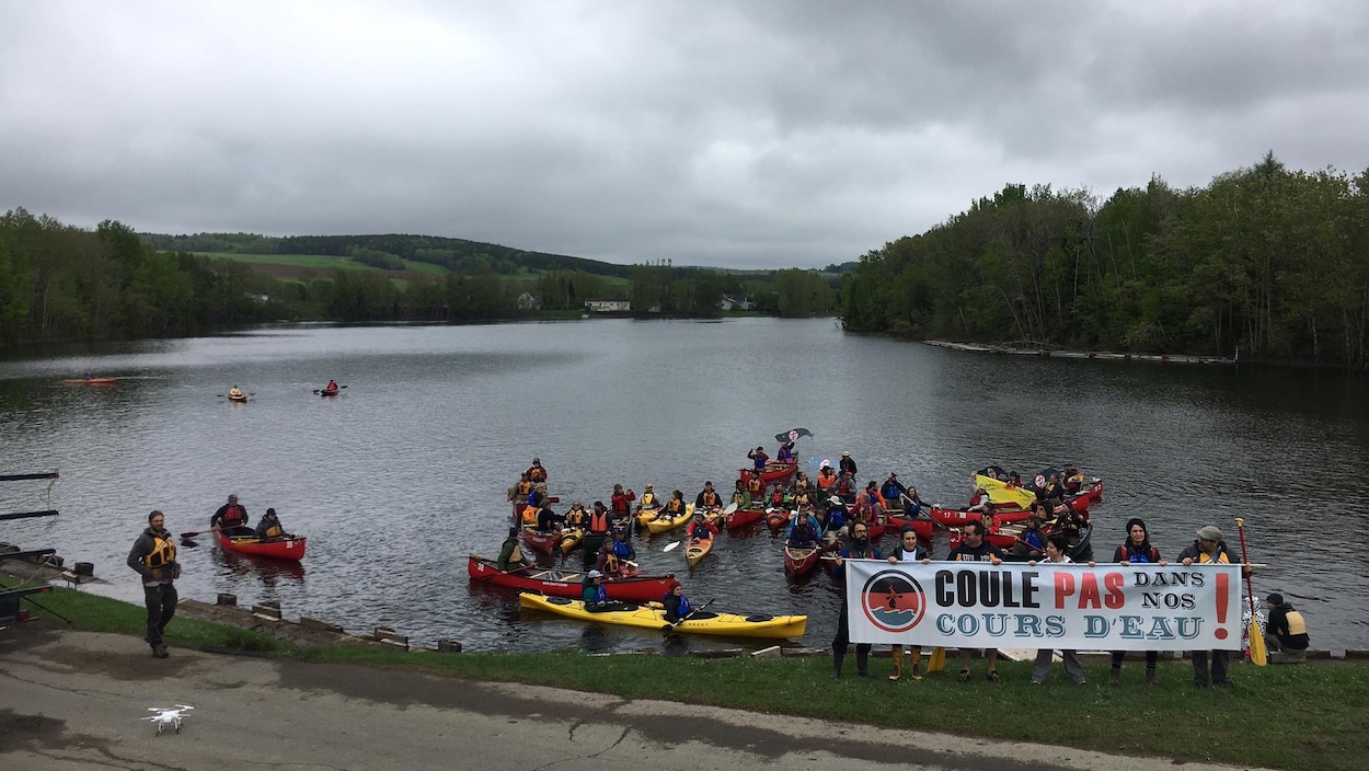 Une trentaine de kayakiste dans la rivière