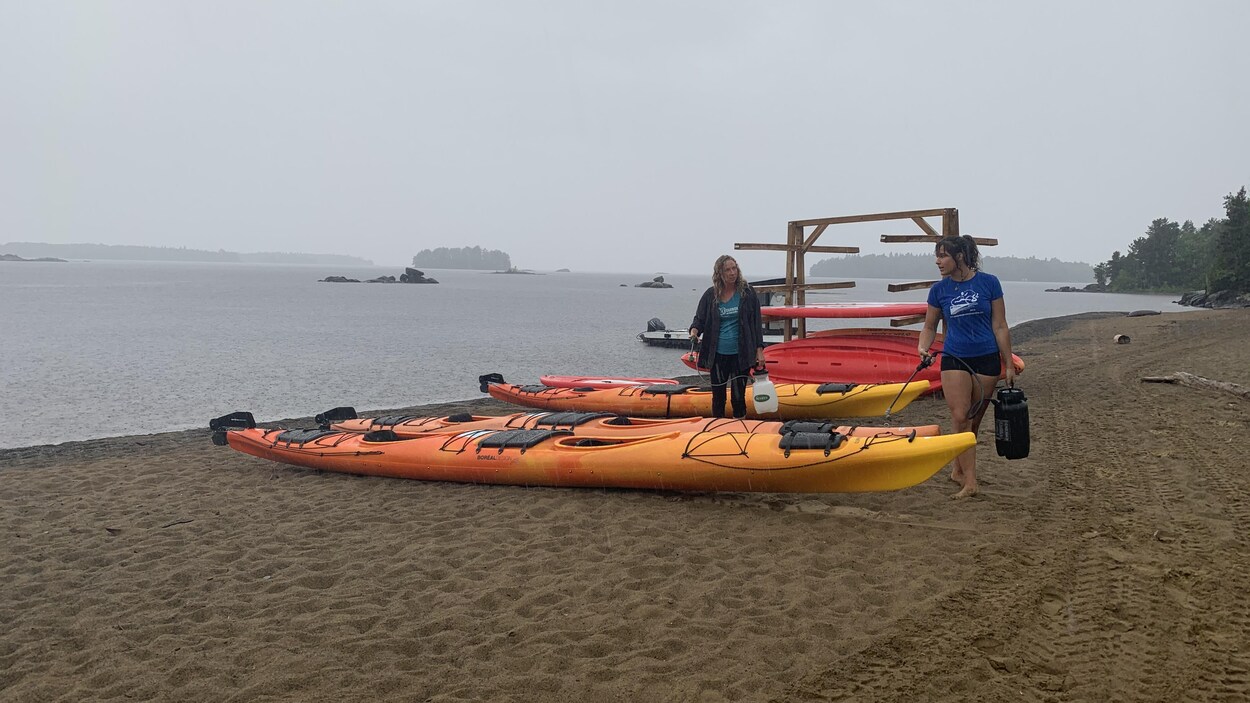 Des kayaks sur la plage.