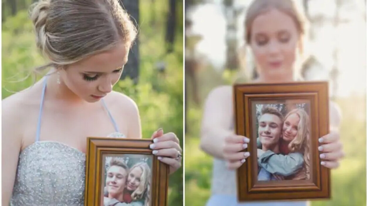 La jeune femme est en robe de bal, elle tient dans ses mains un cadre dans lequel il y a une photo d'elle et son copain souriants. 