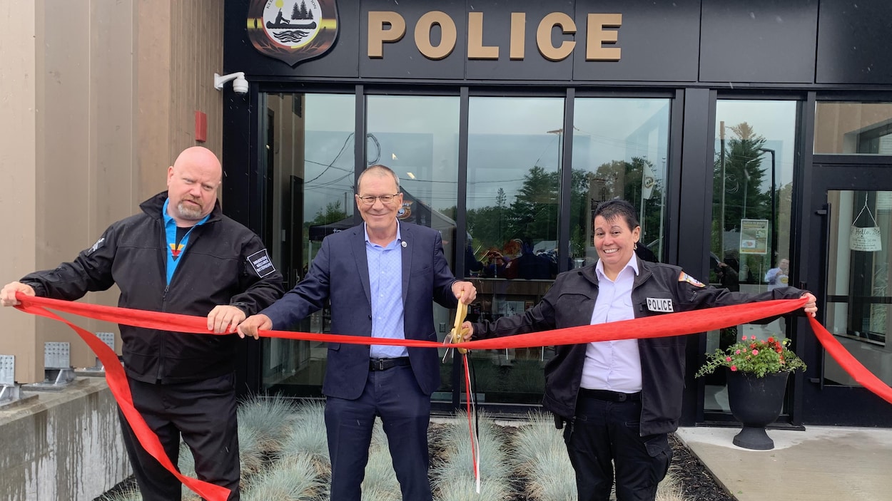 On assiste à l'inauguration du poste de police de Kebaowek