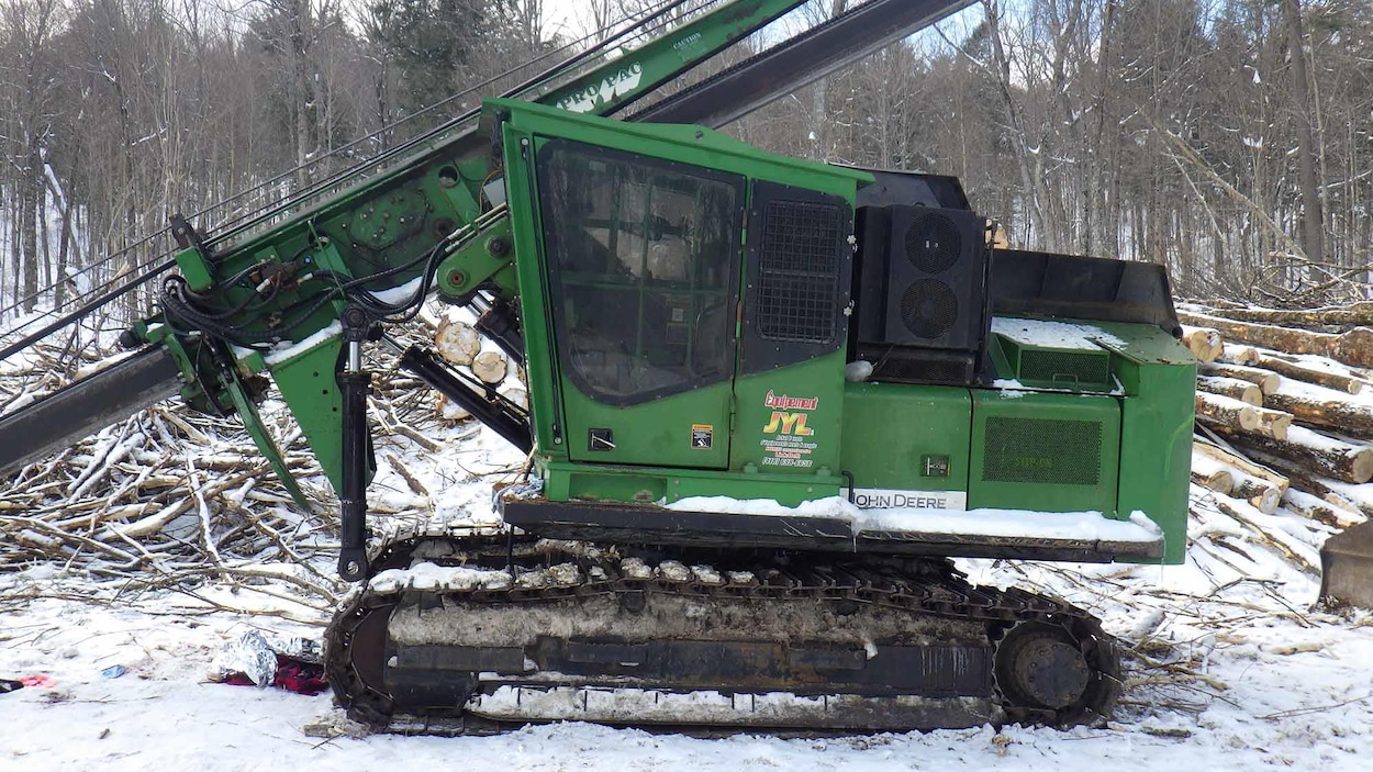 Un véhicule utilisé sur un chantier forestier.