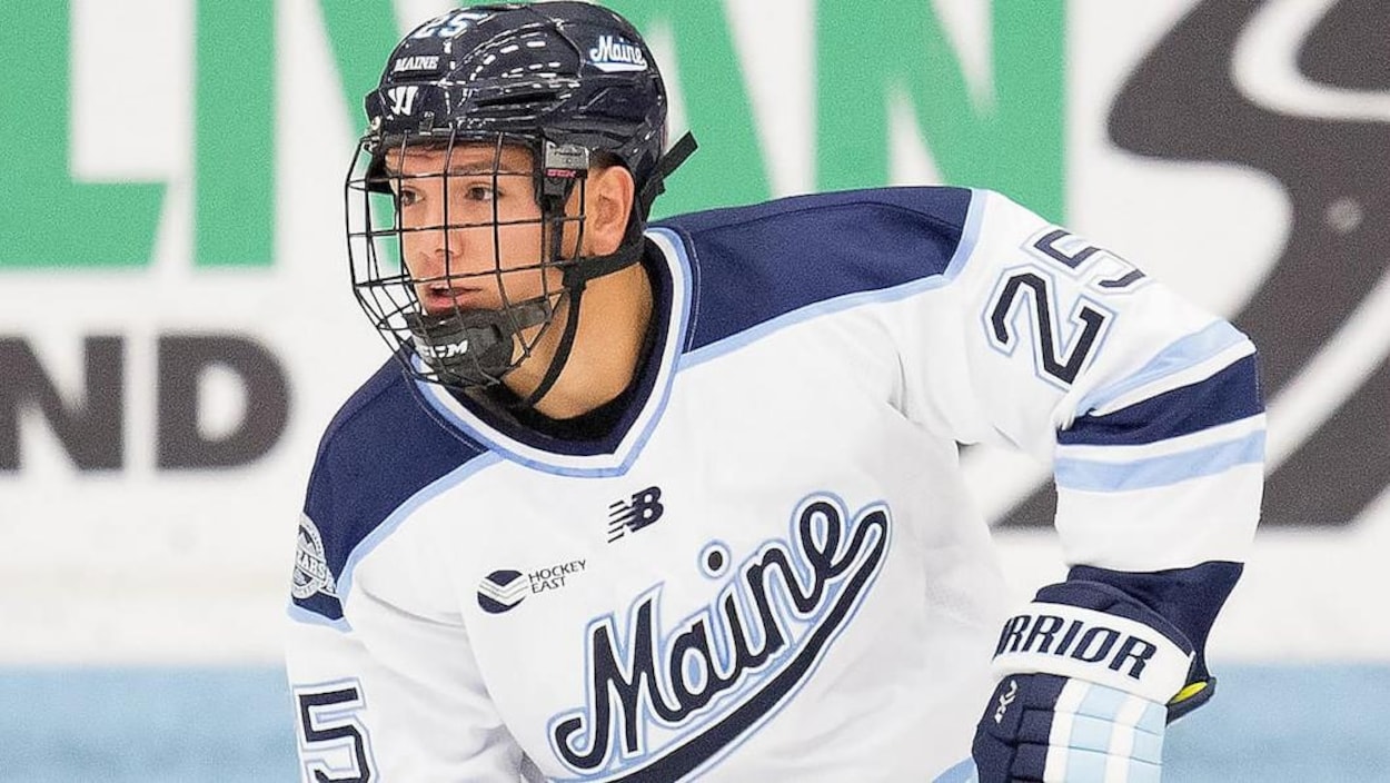 Brady Keeper portant le chandail de l’équipe de hockey de l’Université du Maine.