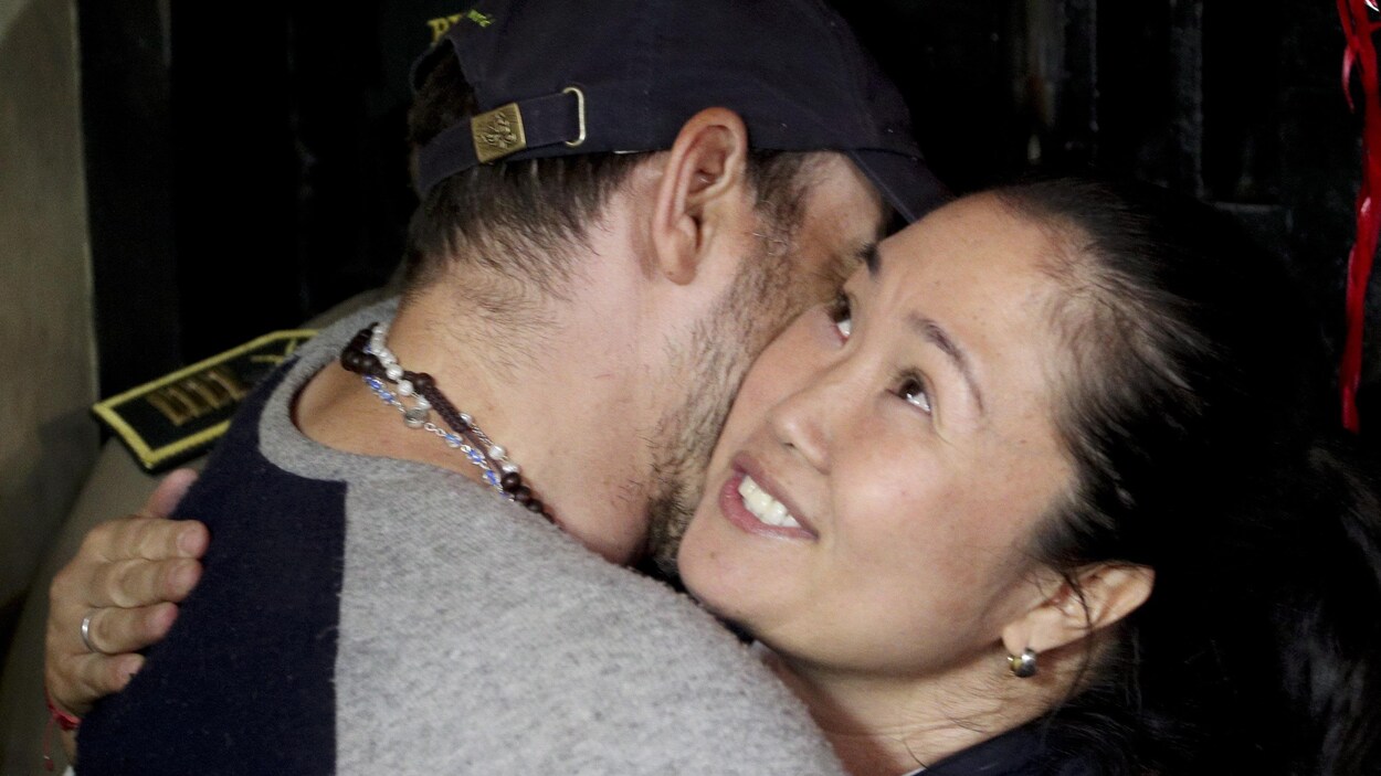 Keiko Fujimori sourit tandis qu'elle étreint son mari.