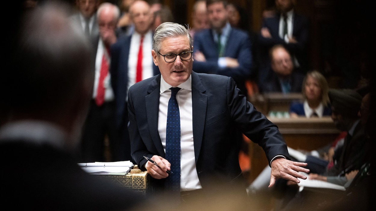 Le PM britannique voit sa position minée par le départ de son secrétaire à la Défense