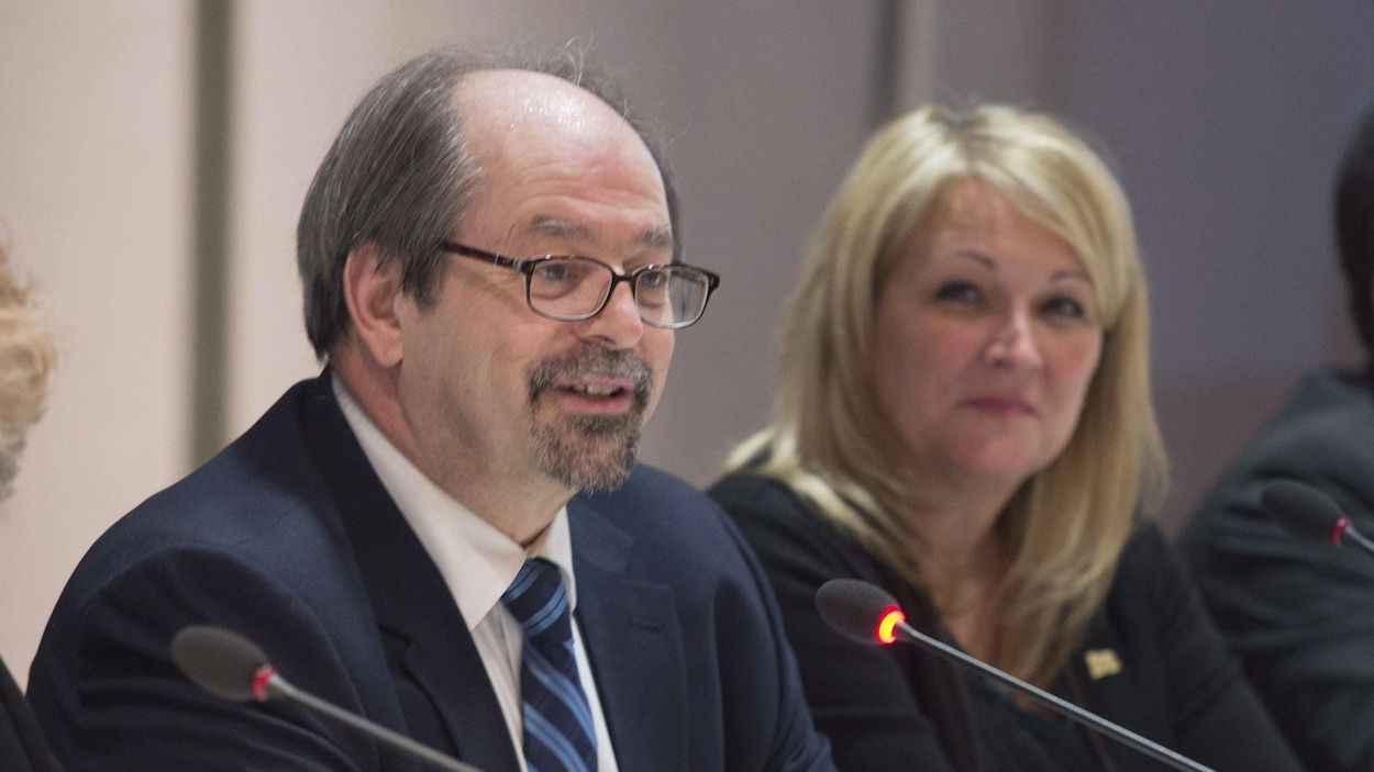 Le ministre responsable des Affaires autochtones du Québec, Geoffrey Kelley, et la vice-première ministre du Québec, Lise Thériault Le ministre responsable des Affaires autochtones du Québec, Geoffrey Kelley, et la vice-première ministre du Québec, Lise Thériault