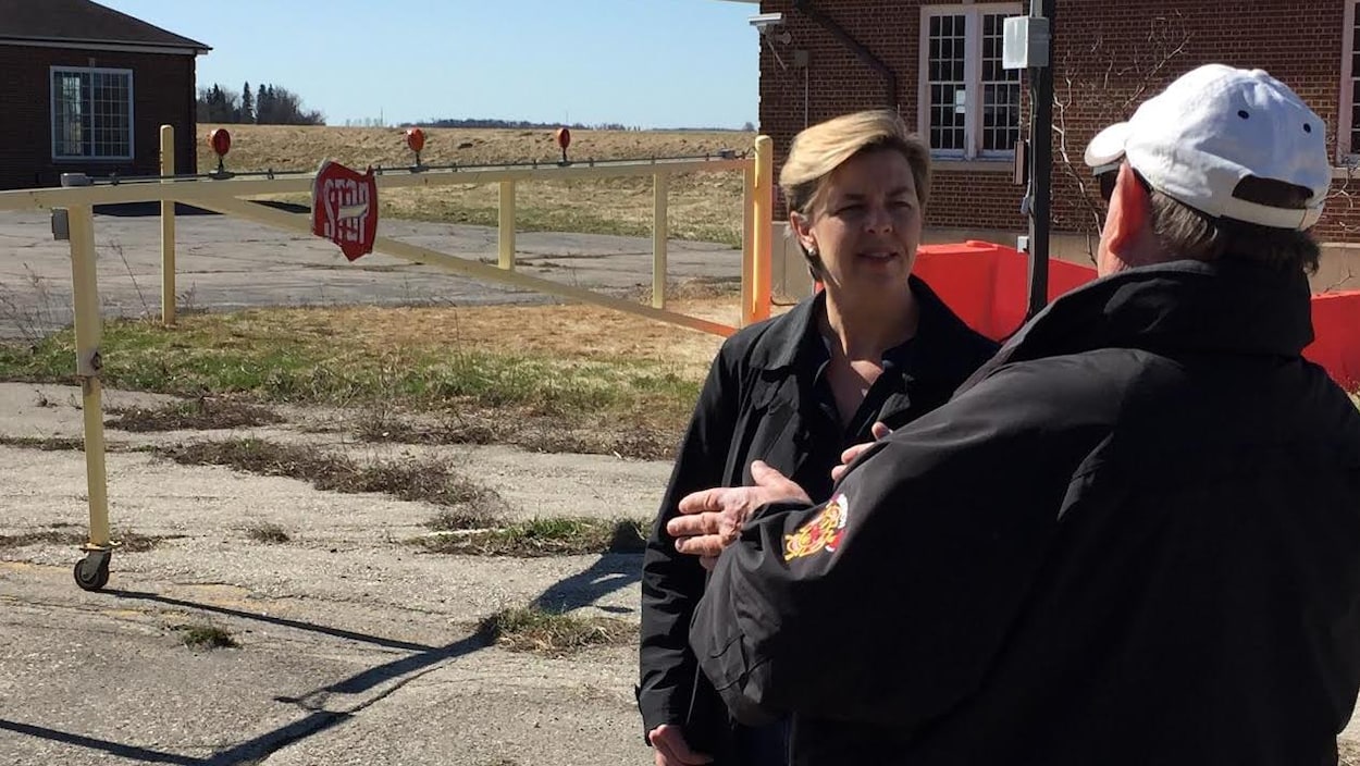 Kellie Leitch discute avec quelqu'un à l'extérieur. Kellie Leitch discute avec quelqu'un à l'extérieur.