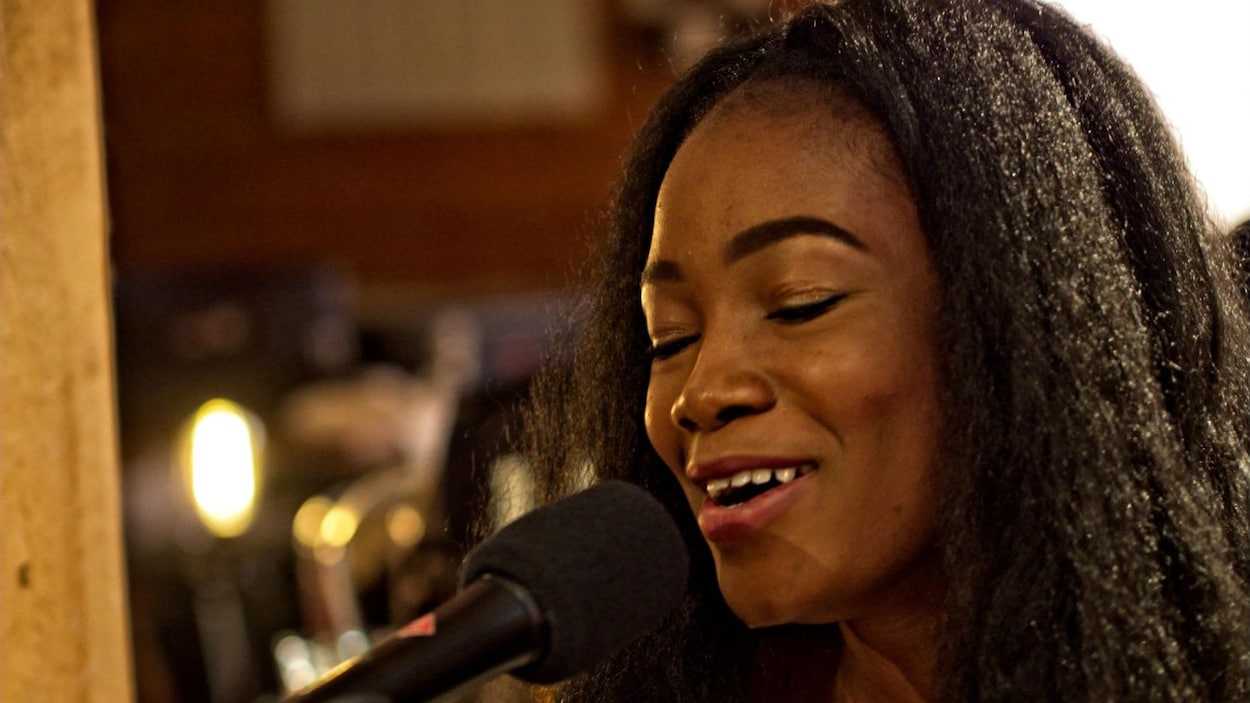 L'auteure-compositrice-intérprète manitobaine, Kelly Bado chante devant un micro.