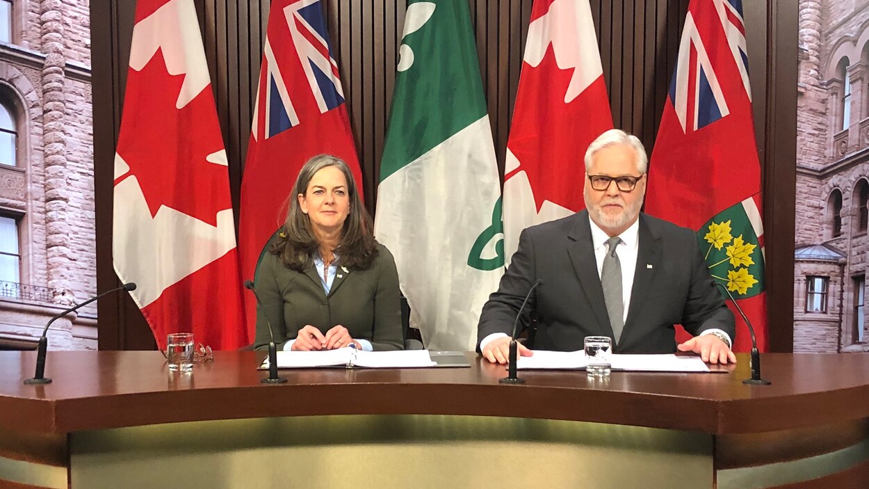 Kelly Burke, à gauche, et Paul Dubé donnent une conférence de presse.