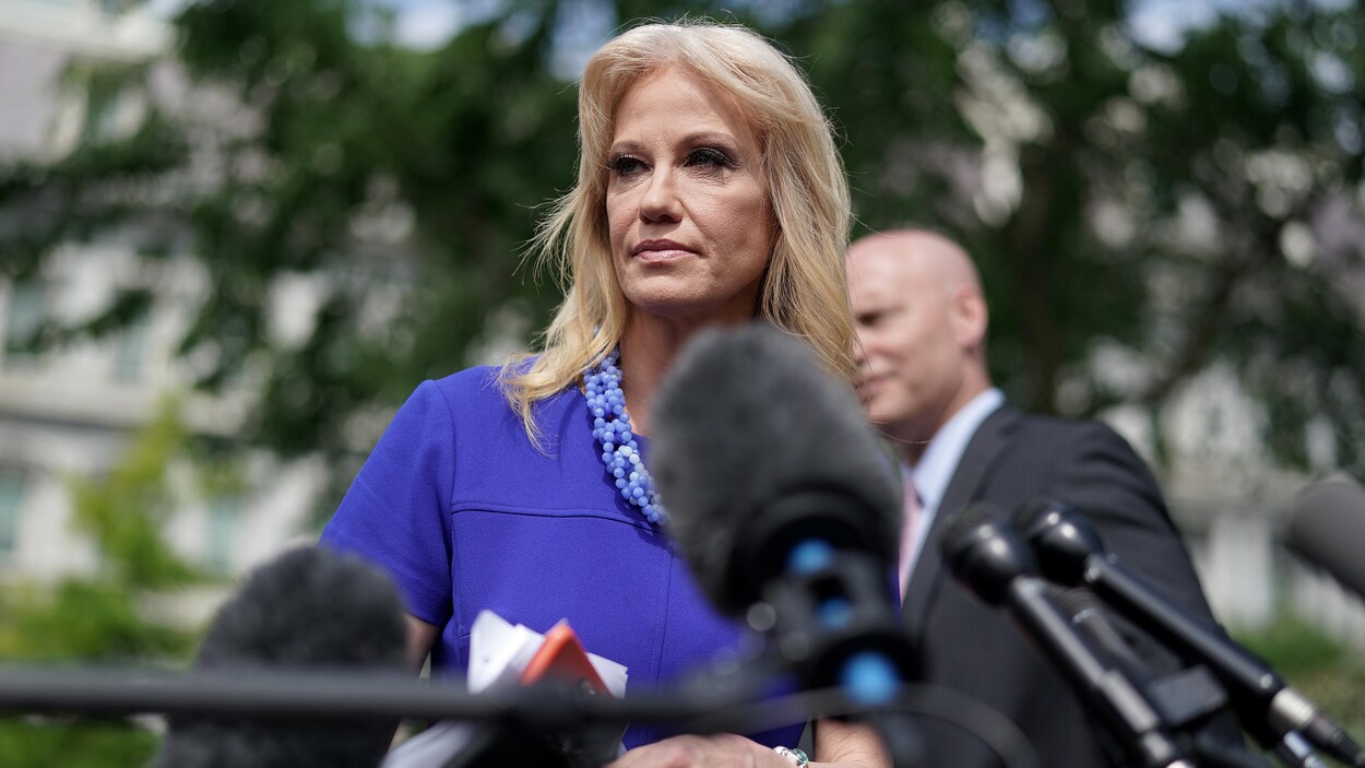 Kellyanne Conway devant des micros.