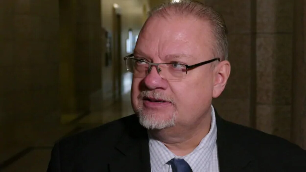 Le ministre de l'Éducation, Kelvin Goertzen, dans un couloir.