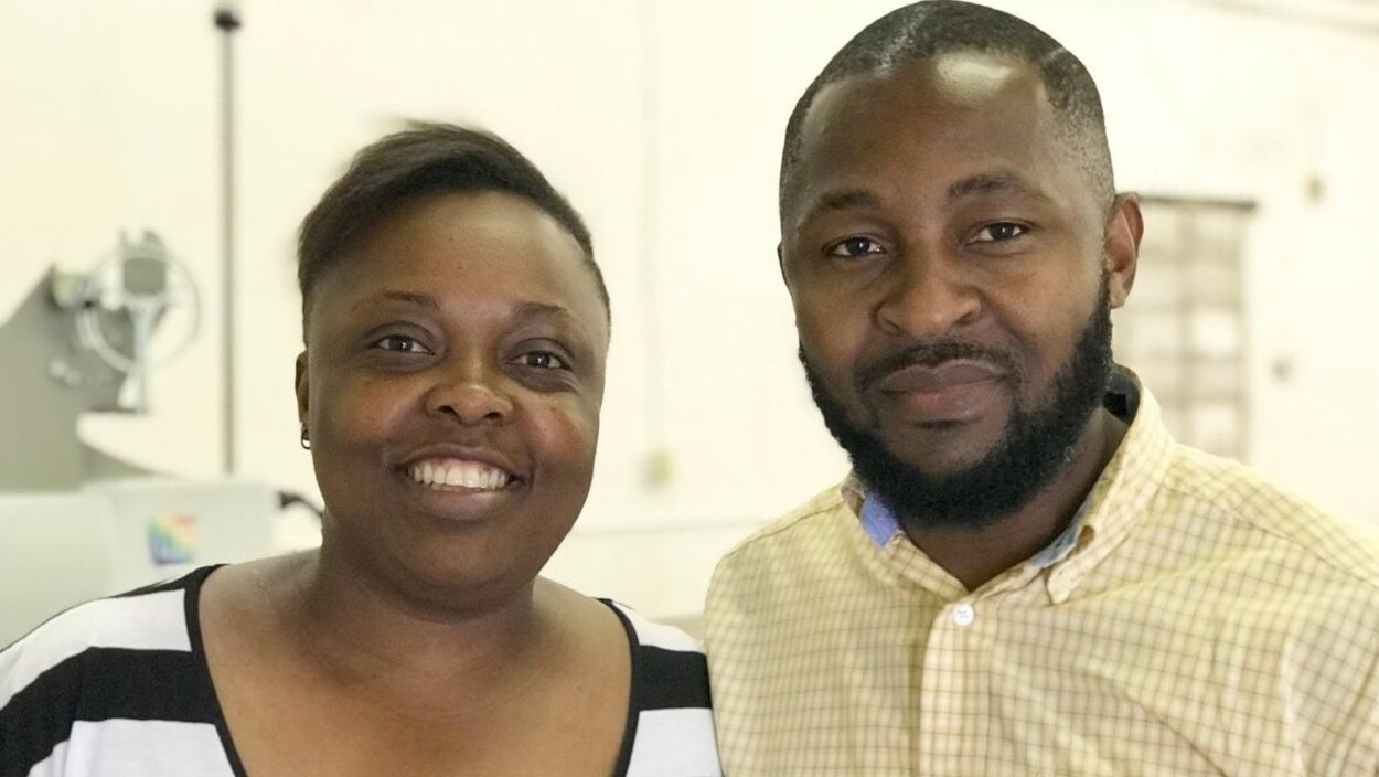 Le couple d'entrepreneur regarde la caméra. Le couple d'entrepreneur regarde la caméra.