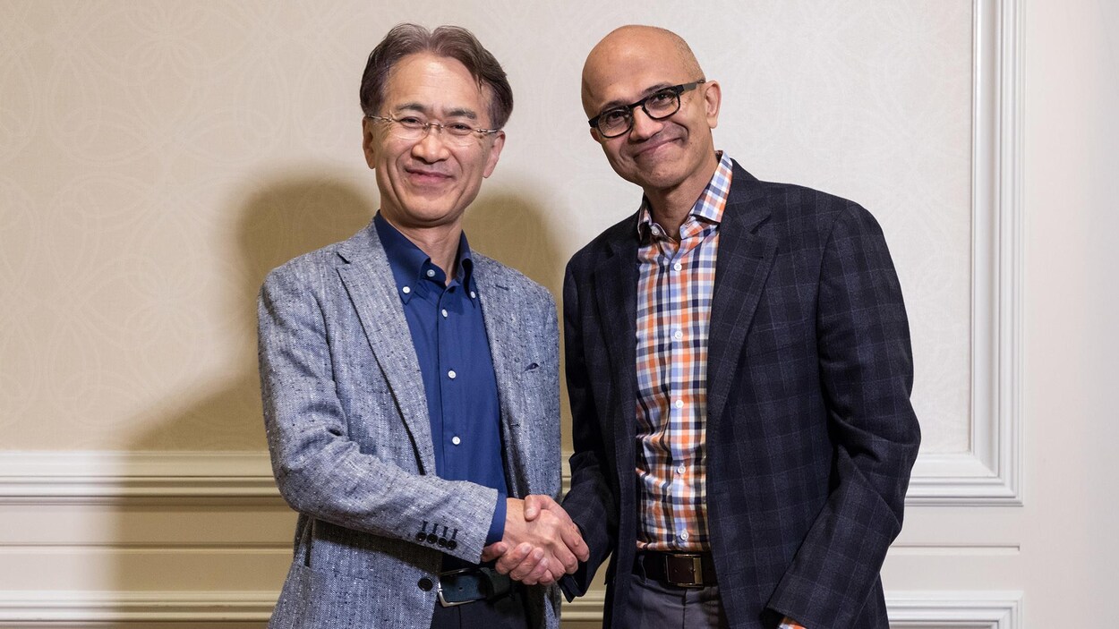 Une photo de Kenichiro Yoshida et Satya Nadella en train de se serrer la main.