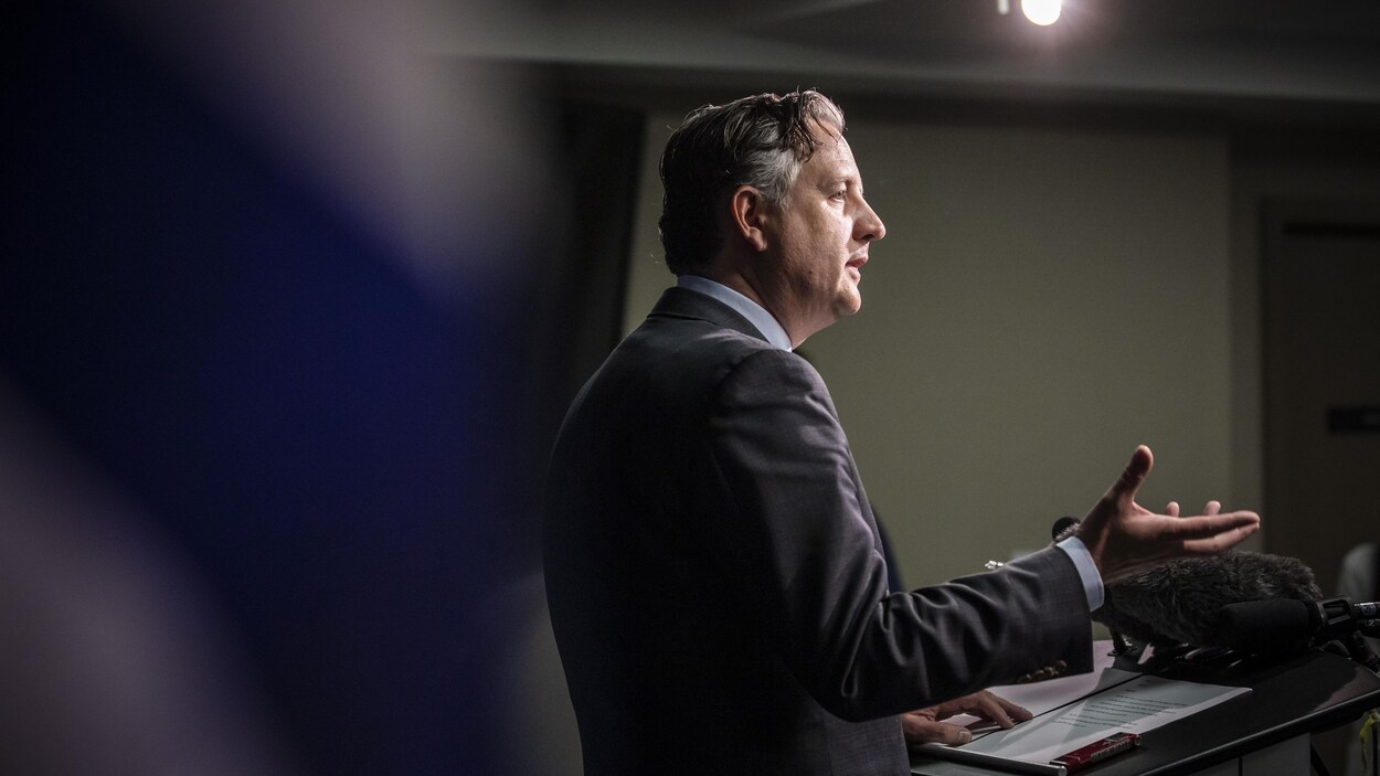Le maire de Vancouver, Kennedy Stewart, parle aux médias lors d'une conférence de presse à Vancouver.