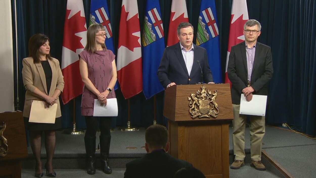 Jason Kenney s'exprime en conférence de presse.