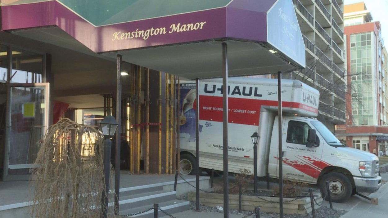 Camion de déménagement stationné à l'entrée de l'immeuble Kensington Manor Camion de déménagement stationné à l'entrée de l'immeuble Kensington Manor