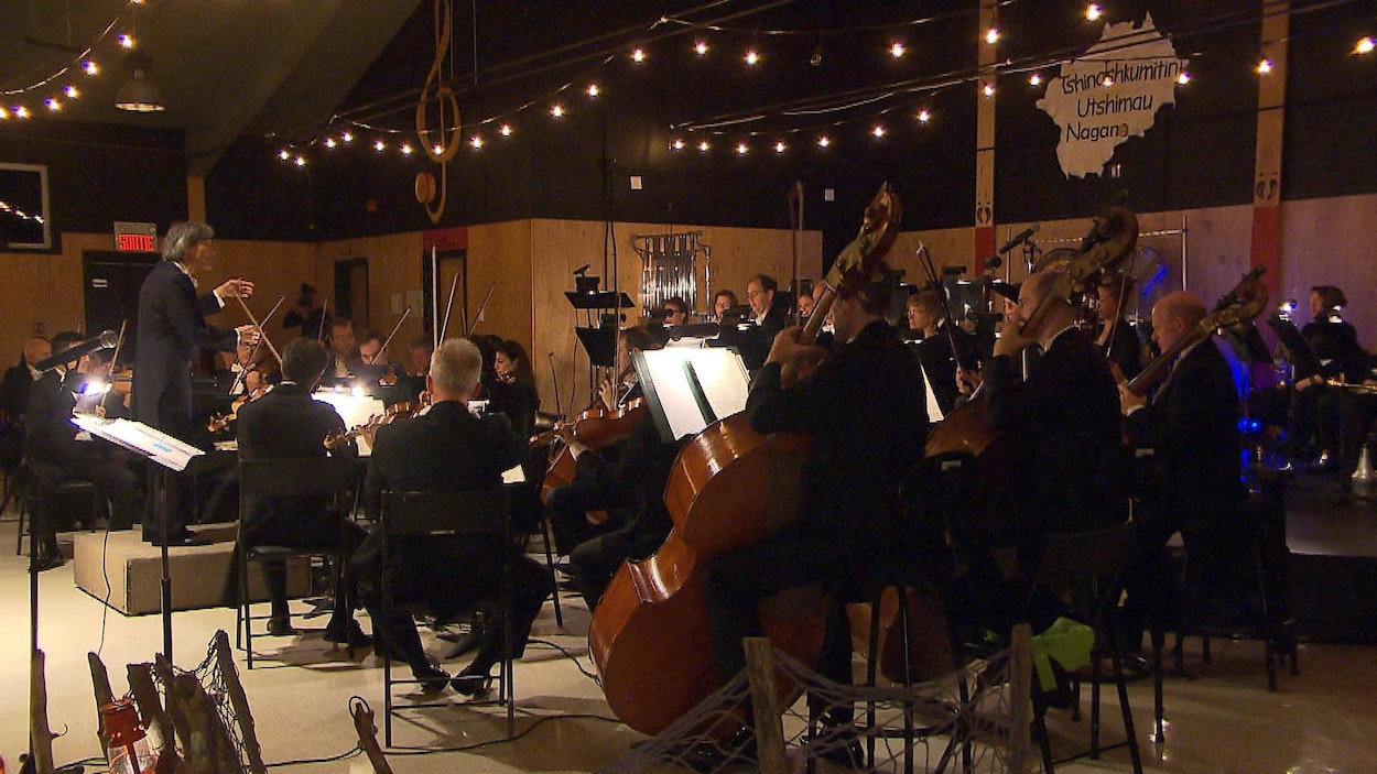 L'orchestre symphonique joue de la musique