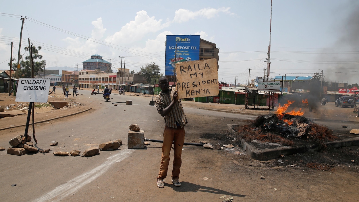 Un partisan de l'opposition démontre son support pour le candidat Raila Odinga dans les rues de Nairobi. Un partisan de l'opposition démontre son support pour le candidat Raila Odinga dans les rues de Nairobi.