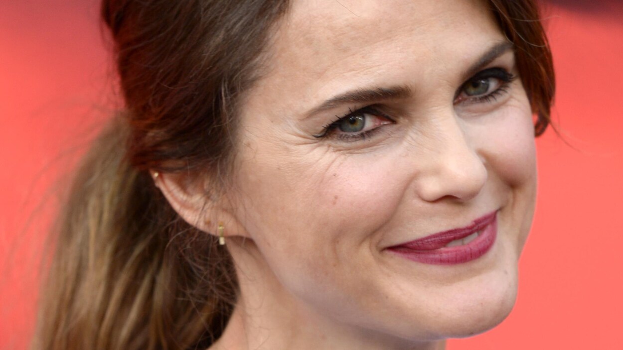 Keri Russell prend la pose sur le tapis rouge de la série « The Americans », en mai 2018. Keri Russell prend la pose sur le tapis rouge de la série « The Americans », en mai 2018.