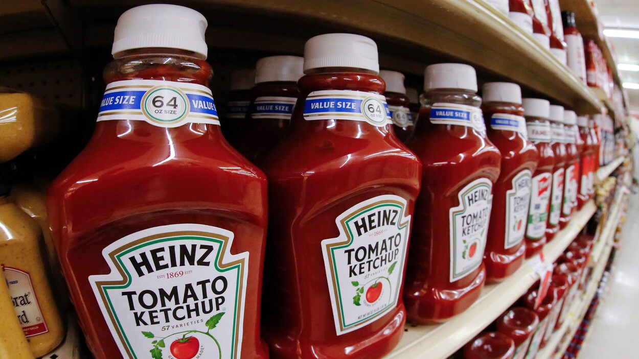 Des bouteilles de ketchup sur l'étagère d'un supermarché.