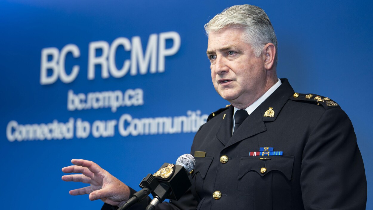 Le commissaire adjoint de la GRC Kevin Hackett lors d'une conférence de presse.