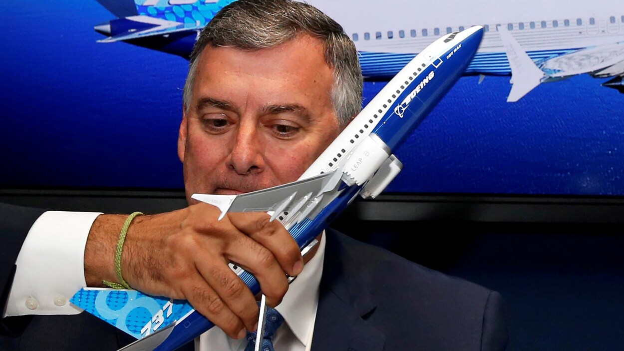 Il tient un modèle miniature du Boieng 737 MAX.