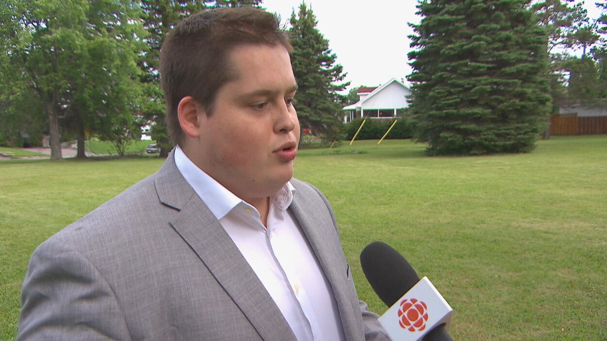 Le président de la Commission de la relève de la Coalition Avenir Québec, Kevin Paquette, accorde une entrevue à Radio-Canada.