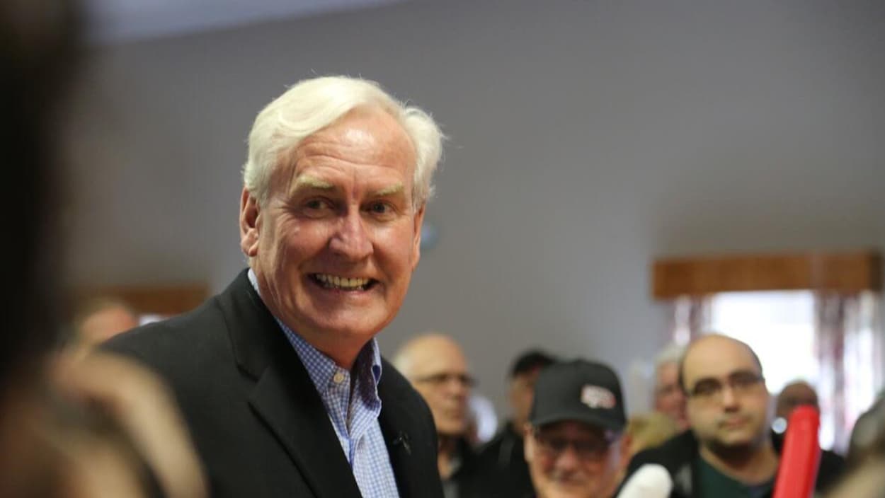 Kevin Vickers, souriant, entouré de militants le 11 mai 2019 à Miramichi au Nouveau-Brunswick.