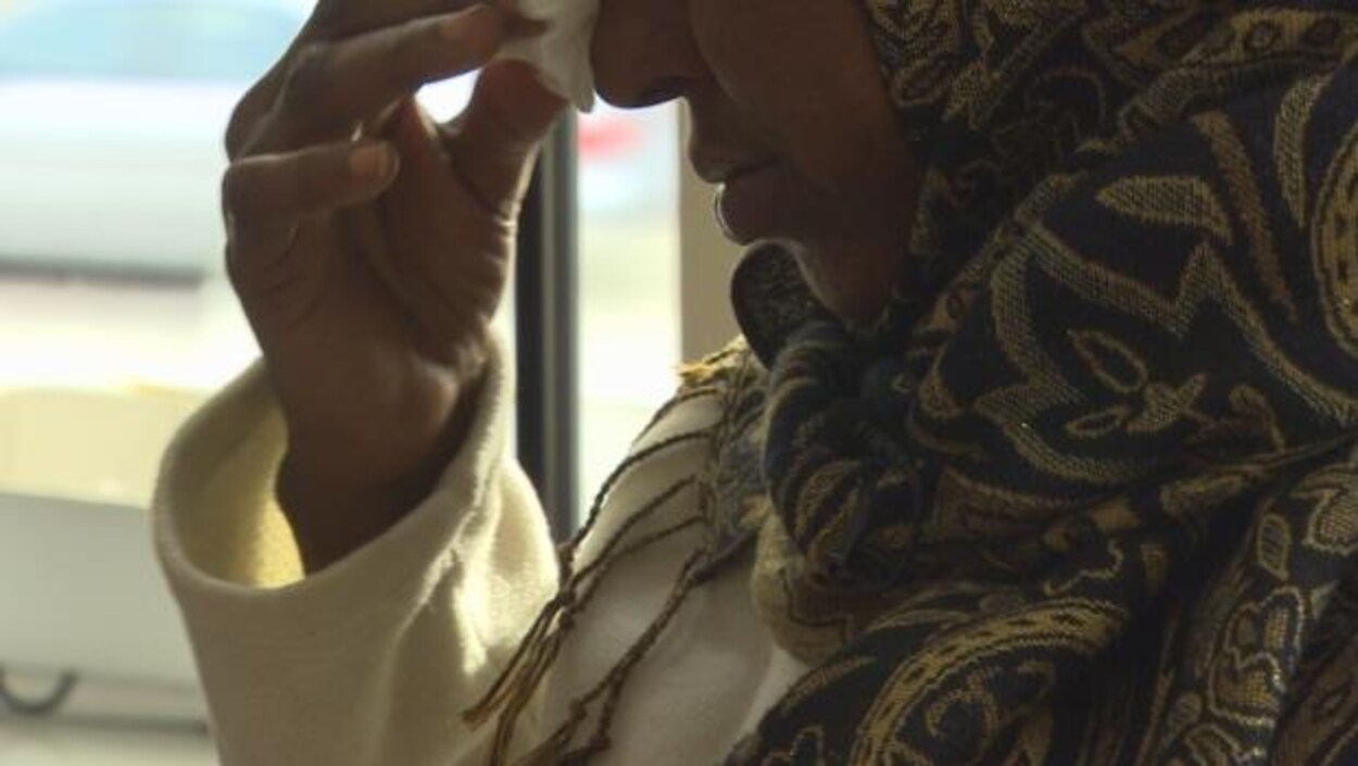 Une femme migrante pleure