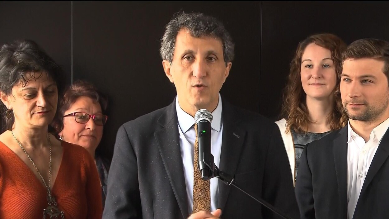 Amir Khadir s'adresse aux journalistes.