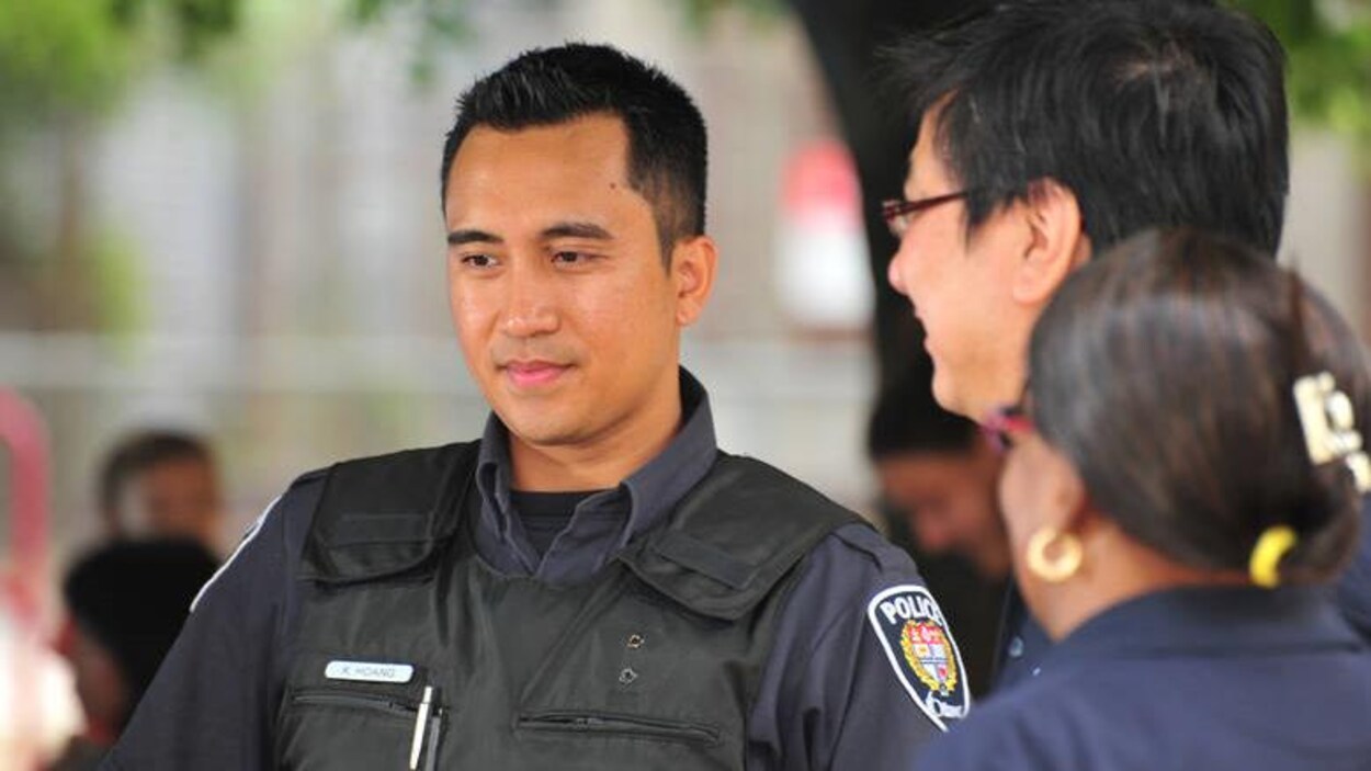 Un agent du Service de police d'Ottawa en uniforme. Un agent du Service de police d'Ottawa en uniforme.