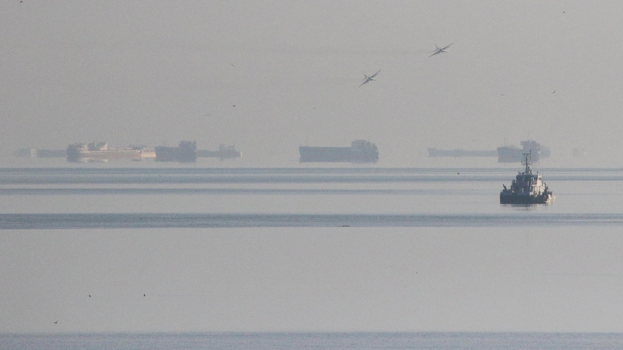 Des avions russes survolent la mer Noire. Plusieurs navires militaires ukrainiens et russes se font face.