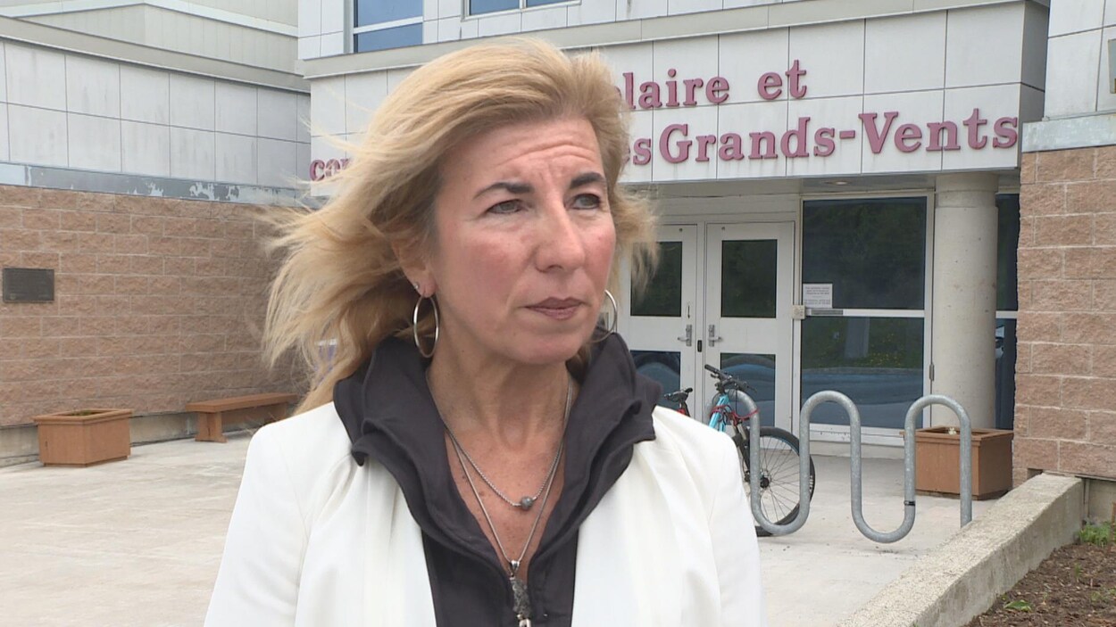 Une photo de Kim Christianson, en entrevue télévisée.