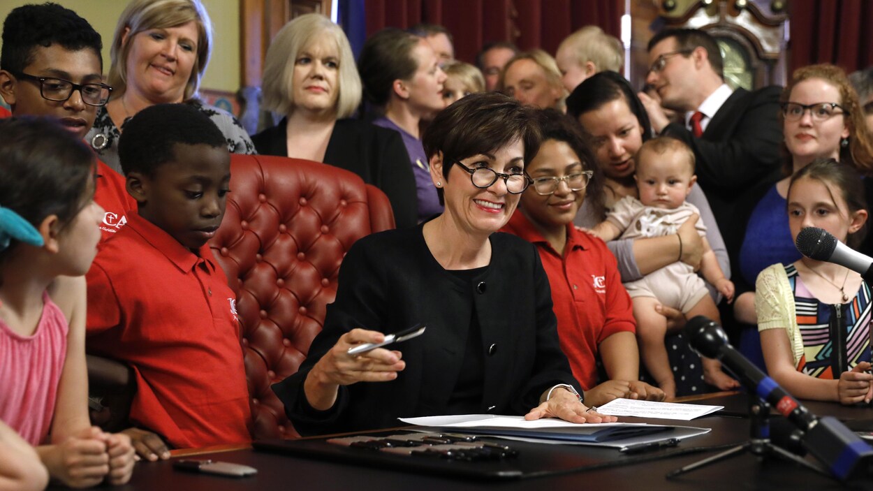 La gouverneure de l'Iowa, la républicaine Kim Reynolds, a signé vendredi la loi la plus restrictive sur l'avortement aux États-Unis.