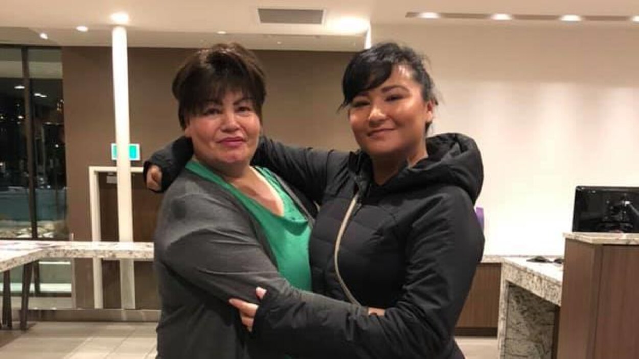 Deux femmes qui se font une accolade.