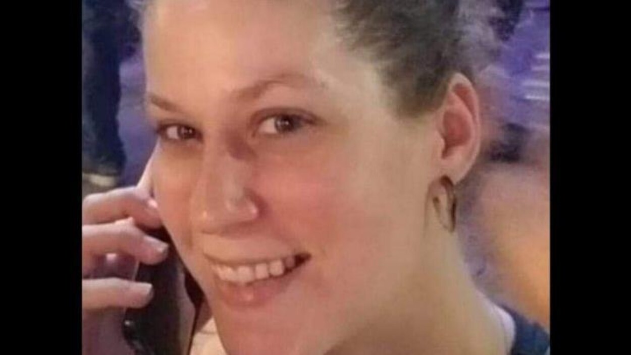 Kimberly Greig qui parle au téléphone cellulaire.