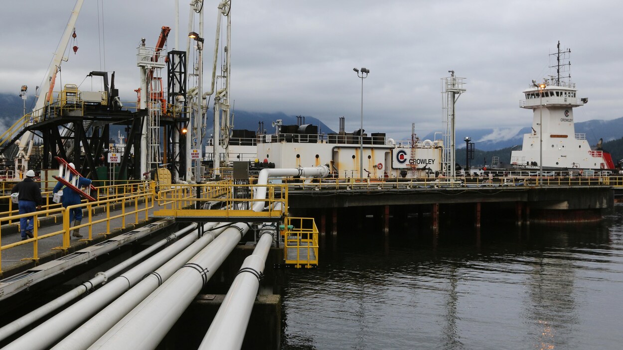 Une barge est accostée au terminal Westbridge de Kinder Morgan, d'où des tuyaux transportent son carburant d'aviation vers l'aéroport de Vancouver.