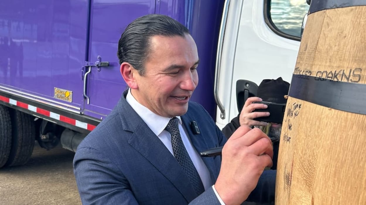 Wab Kinew exhorte Doug Ford à ne pas retirer la marque Crown Royal des magasins ontariens