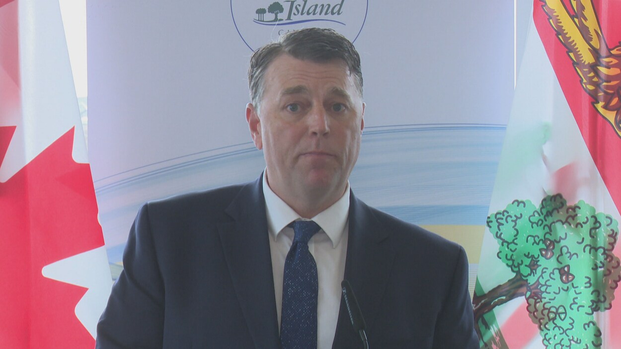 Dennis King donne une conférence de presse.
