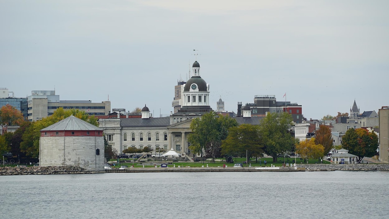 L'hôtel de ville de Kingston près du bord de l'eau