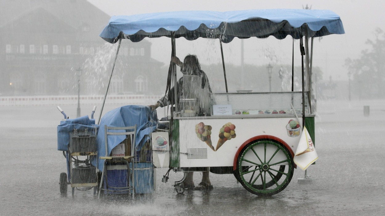 Un kiosque de crème glacée sous une pluie torrentielle en Allemagne.