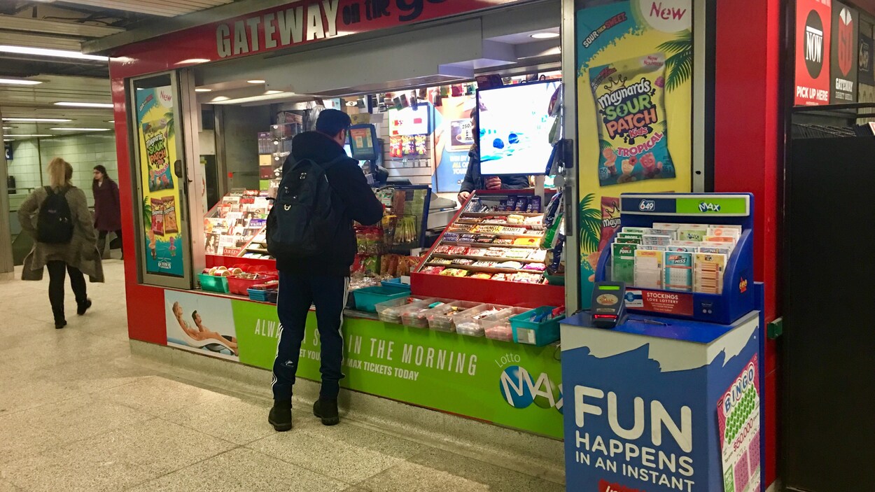 Photo d'un homme qui achète quelque chose à un kiosque de la station de métro St George. Photo d'un homme qui achète quelque chose à un kiosque de la station de métro St George.