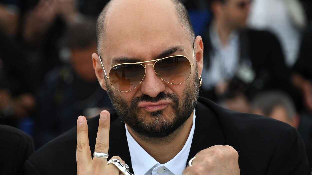 Kirill Serebrennikov fait un signe de victoire avec la main droite au Festival de Cannes, en 2016.