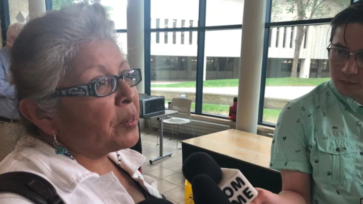 Margaret Kisikaw Piyesis répond aux questions de journalistes lors d'une conférence de presse.