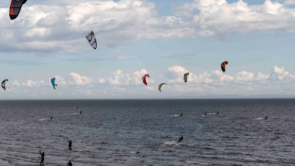 Plusieurs amateurs de Kite Surf (planche aérotractée) ont pris d'assaut le le Parc Nature de Pointe-aux-Outardes l'an dernier, ce devrait être le cas à nouveau cette année.