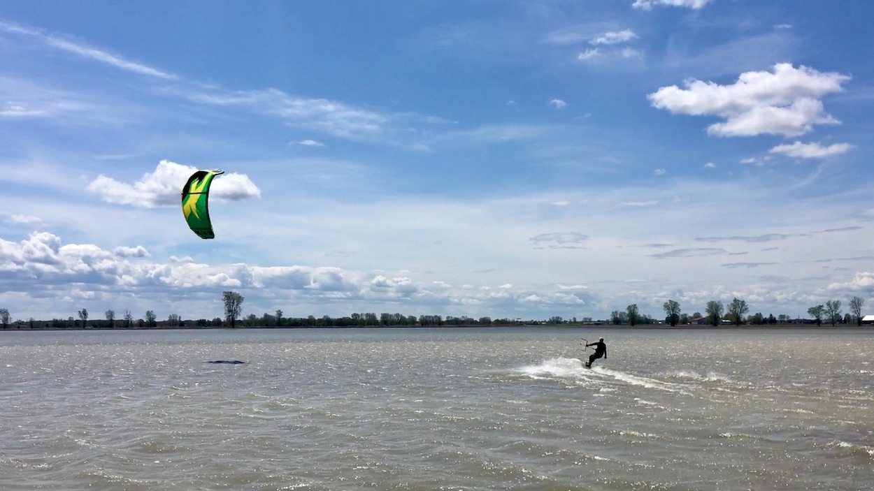 Ce surfeur cerf-voliste est sur un champ inondé par le lac Saint-Pierre.