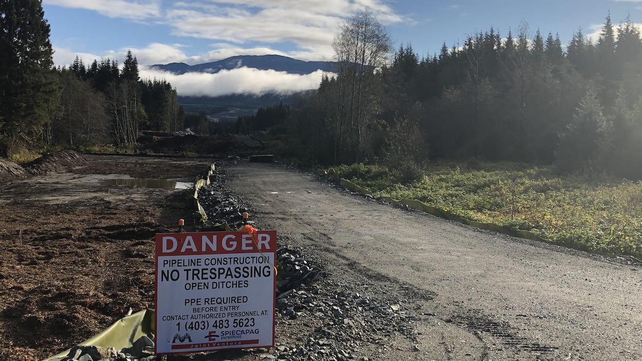 Une pancarte indiquant un danger en raison de la construction d'un pipeline.