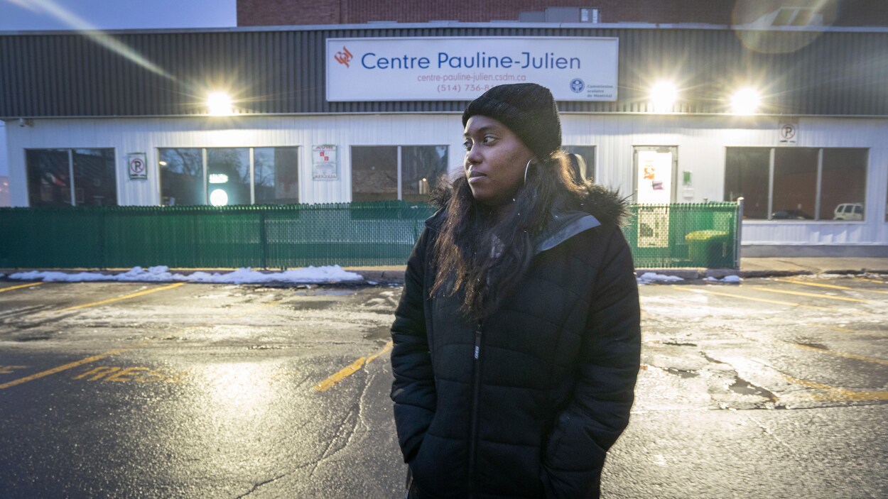 Johana vient d’apprendre le mot « grève » en français | Radio-Canada