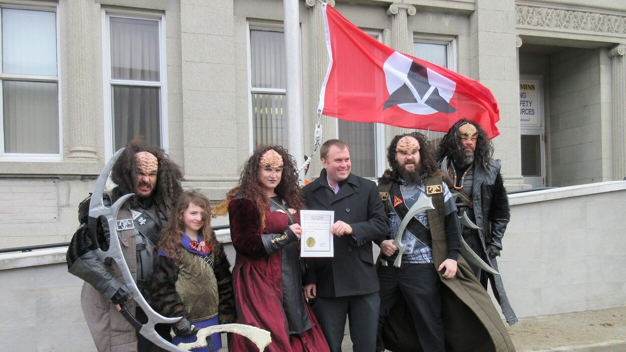 Le maire de Timmins en Ontario, Steve Black, est accompagné de gens déguisés en Klingons.