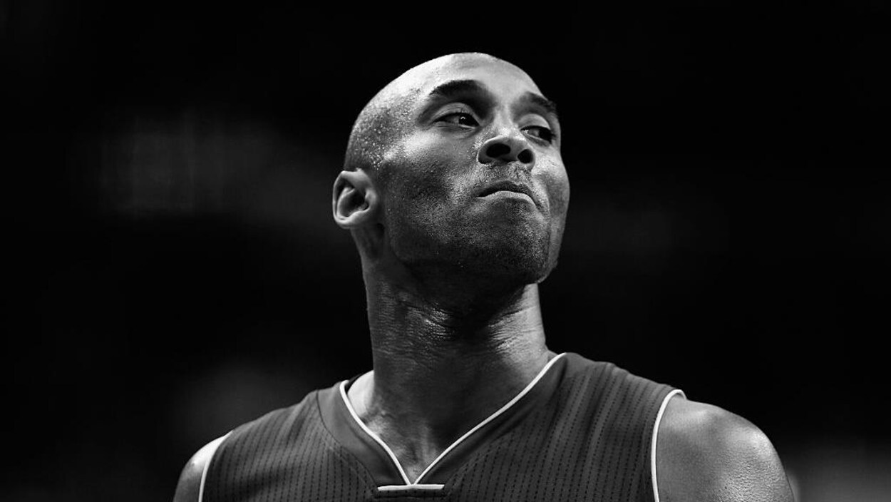 Portrait en noir et blanc du sportif, qui porte un chandail de basketball