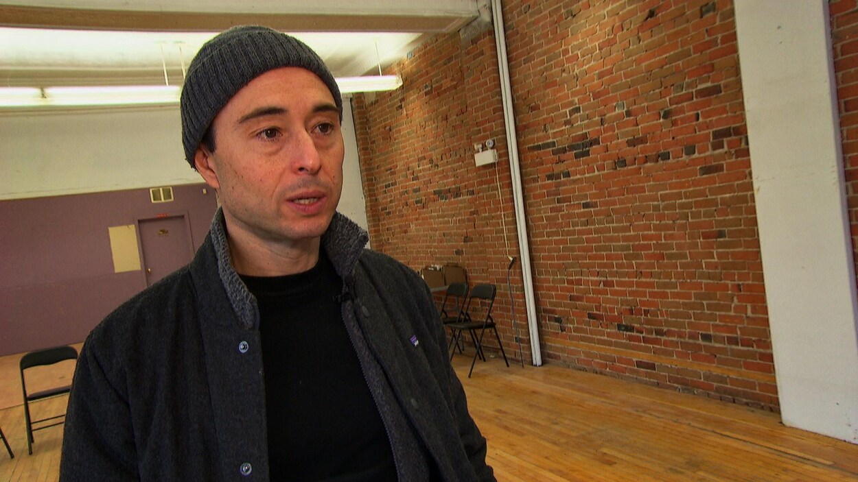 Koby Smutylo répond aux questions d'une journaliste dans un local vide.